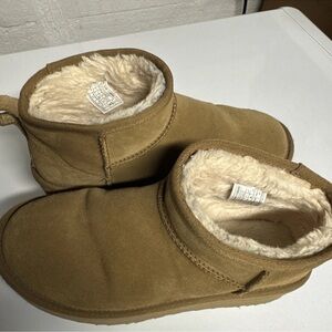 Mini Uggs Size 7 EUC